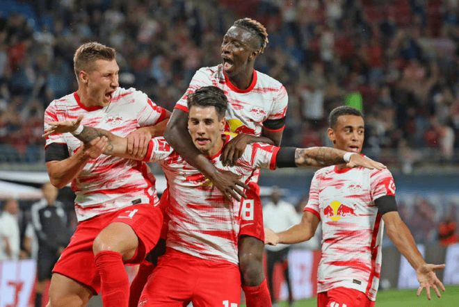 关键时刻德甲焦点战；莱比锡单刀错失；赛场秩序良好；临场指挥获称赞(德甲rb莱比锡)