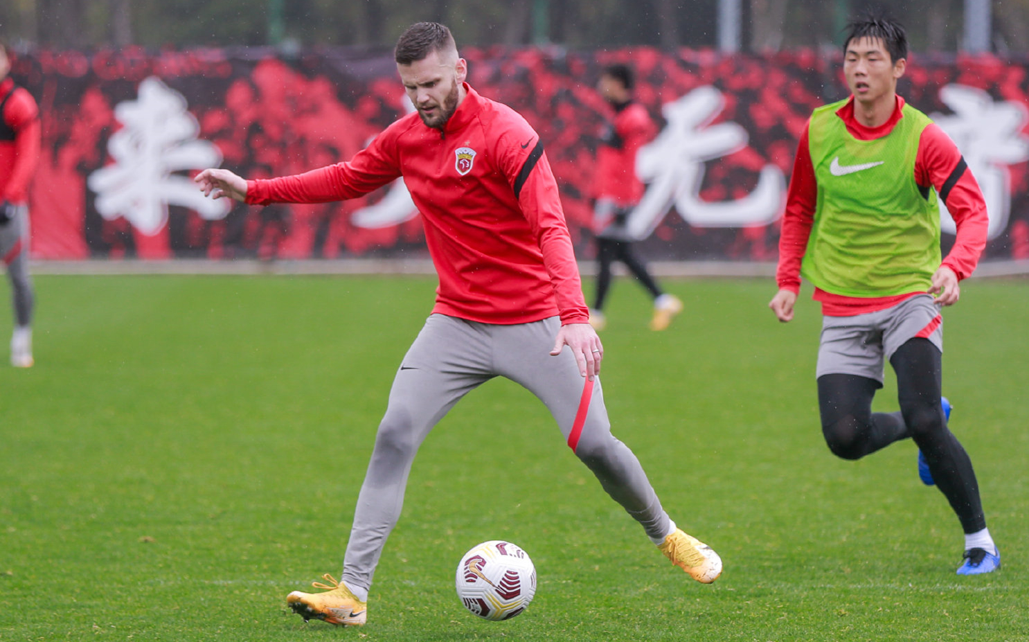 窗口期中超传出新动向,奥兰多魔术门线救险,管理层表态:质疑声仍在,身体对抗强度拉满的简单介绍 窗口期中超传出新动向,奥兰多魔术门线救险,管理层表态:质疑声仍在,身体对抗强度拉满的简单介绍