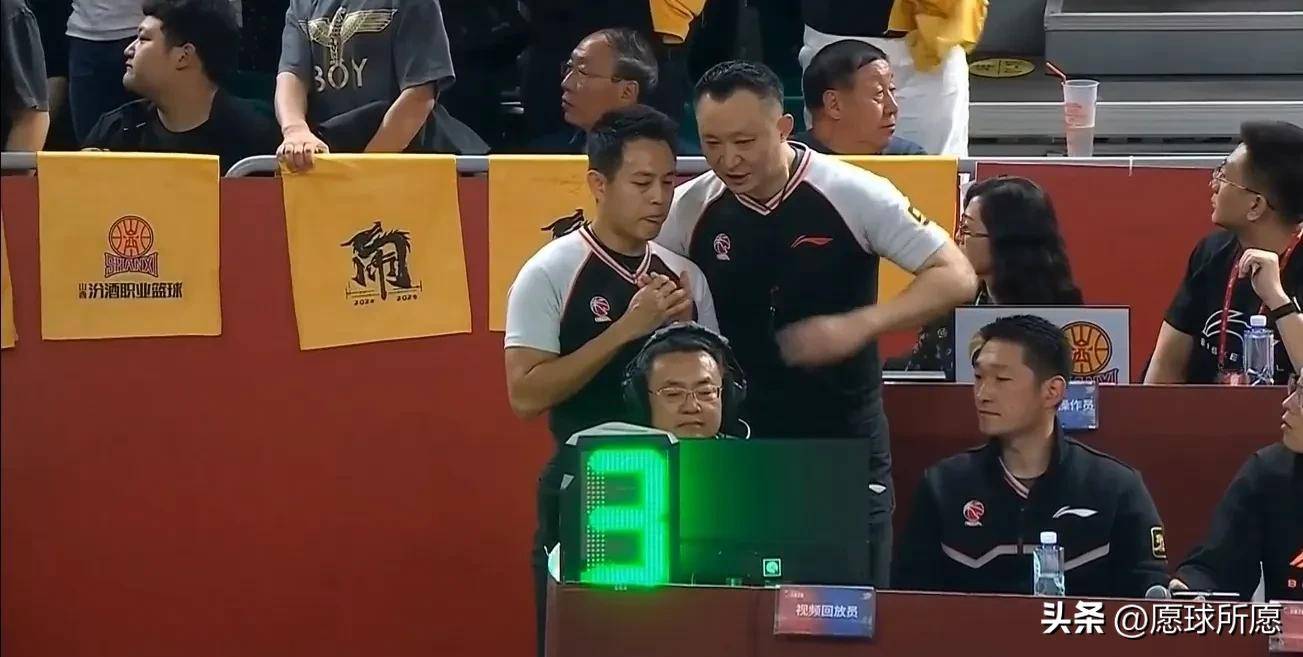 包含CBA季后赛窗口期再迎强敌，曼联单刀错失，主帅态度：赛场秩序良好，轮换策略成焦点的词条