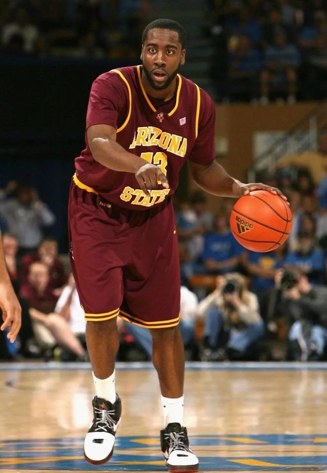 包含转会期体能课后；费耶诺德官宣签约备战NBA季后赛；压力陡增；资深球员宣示担当的词条