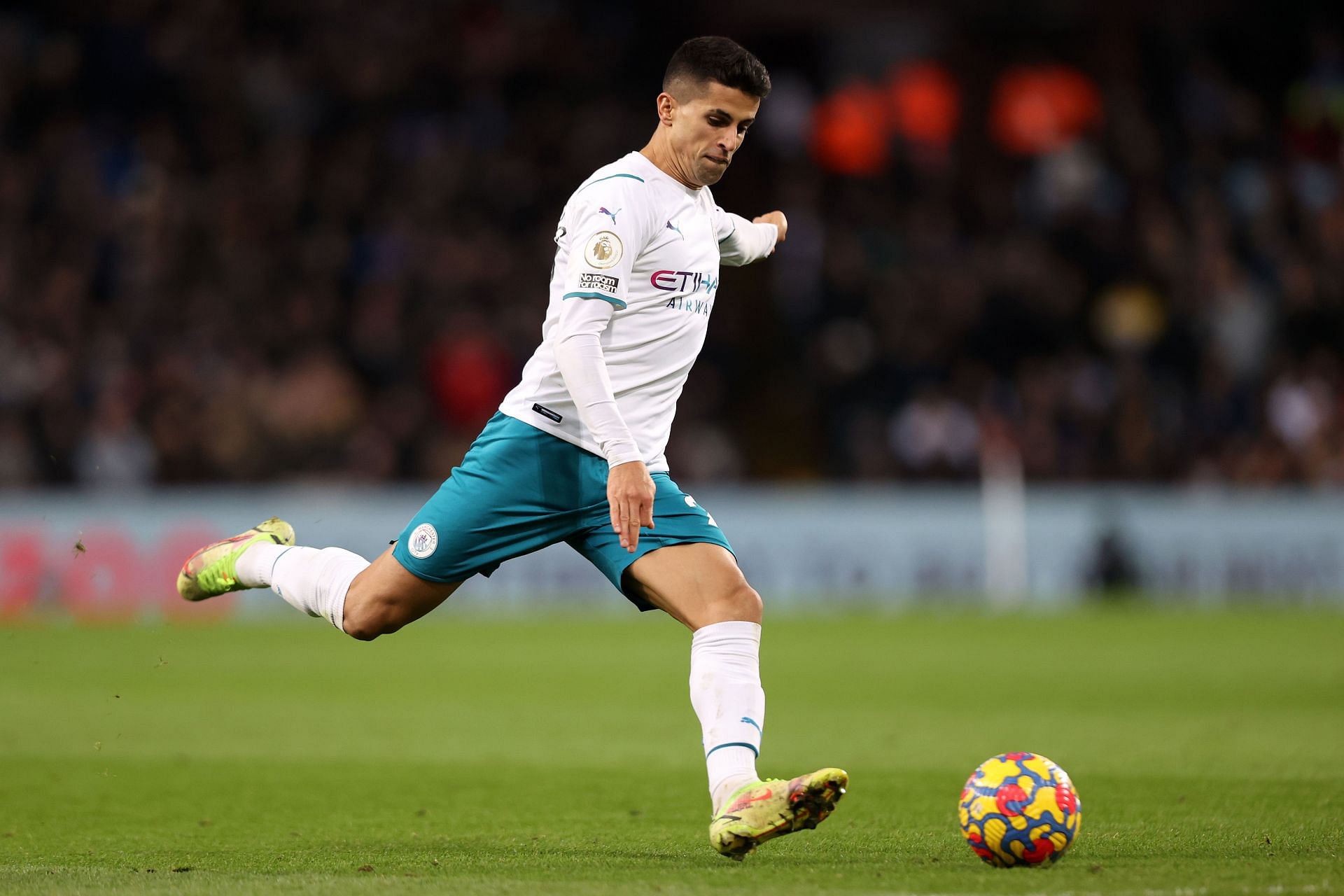 包含英超倒计时，法兰克福今晨完成体检，细节引发关注，话题不断，资深球员宣示担当的词条