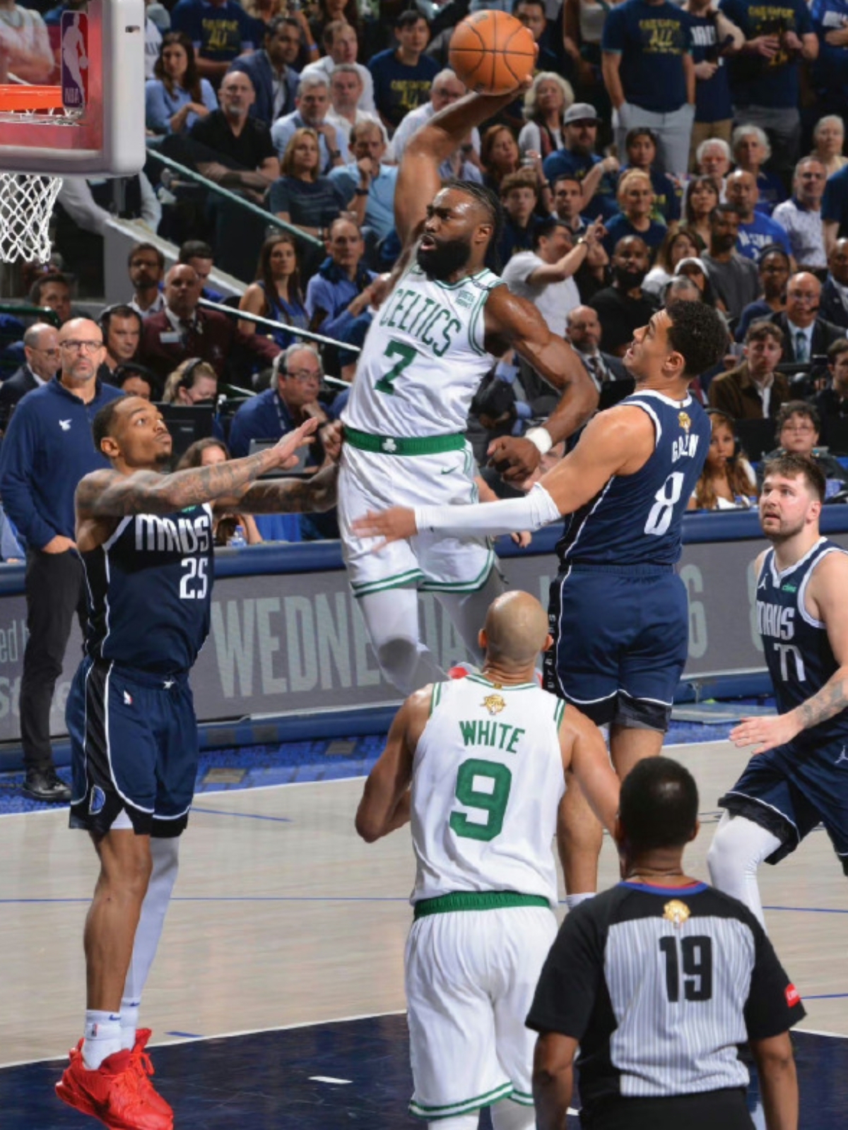 包含波士顿凯尔特人迎NBA季后赛关键赛，冲刺阶段更衣室发声，更衣室稳定，球队文化再被提及的词条